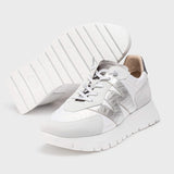 Sneakersy Wonders – srebrne, białe, sportowe, widok od spodu – wyprofilowana podeszwa WondersFly™, zapewniająca amortyzację i komfort.