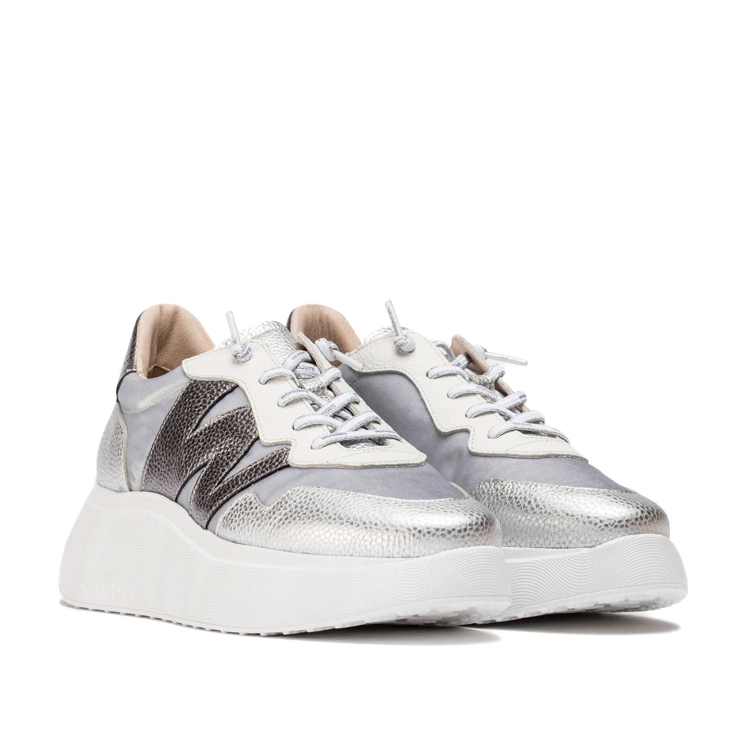 Sneakersy Wonders srebrne skórzane na platformie – widok pod kątem, które podkreśla metaliczne wykończenie i teksturę skóry.