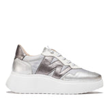 Sneakersy Wonders srebrne skórzane na platformie – elegancki widok z boku ukazujący ażurową cholewkę i masywną podeszwę.