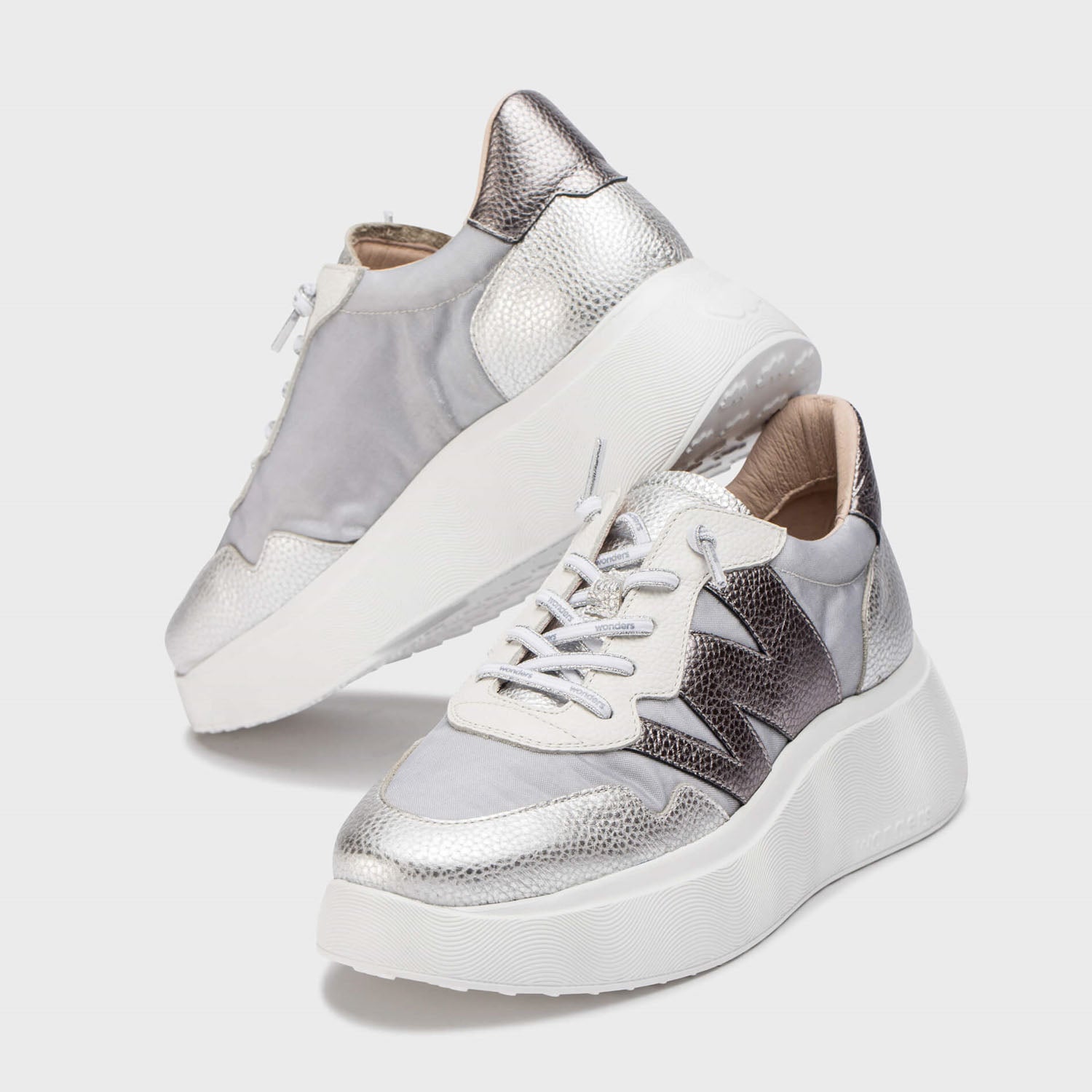 Sneakersy Wonders srebrne skórzane na platformie – ujęcie z przodu prezentujące dynamiczny kształt i detale sznurowania.