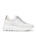 Sneakersy Wonders – srebrne, skórzane, sportowe, widok z boku – lekka podeszwa WondersFly™, skórzana cholewka z tekstylnymi wstawkami, subtelne logo „W”.
