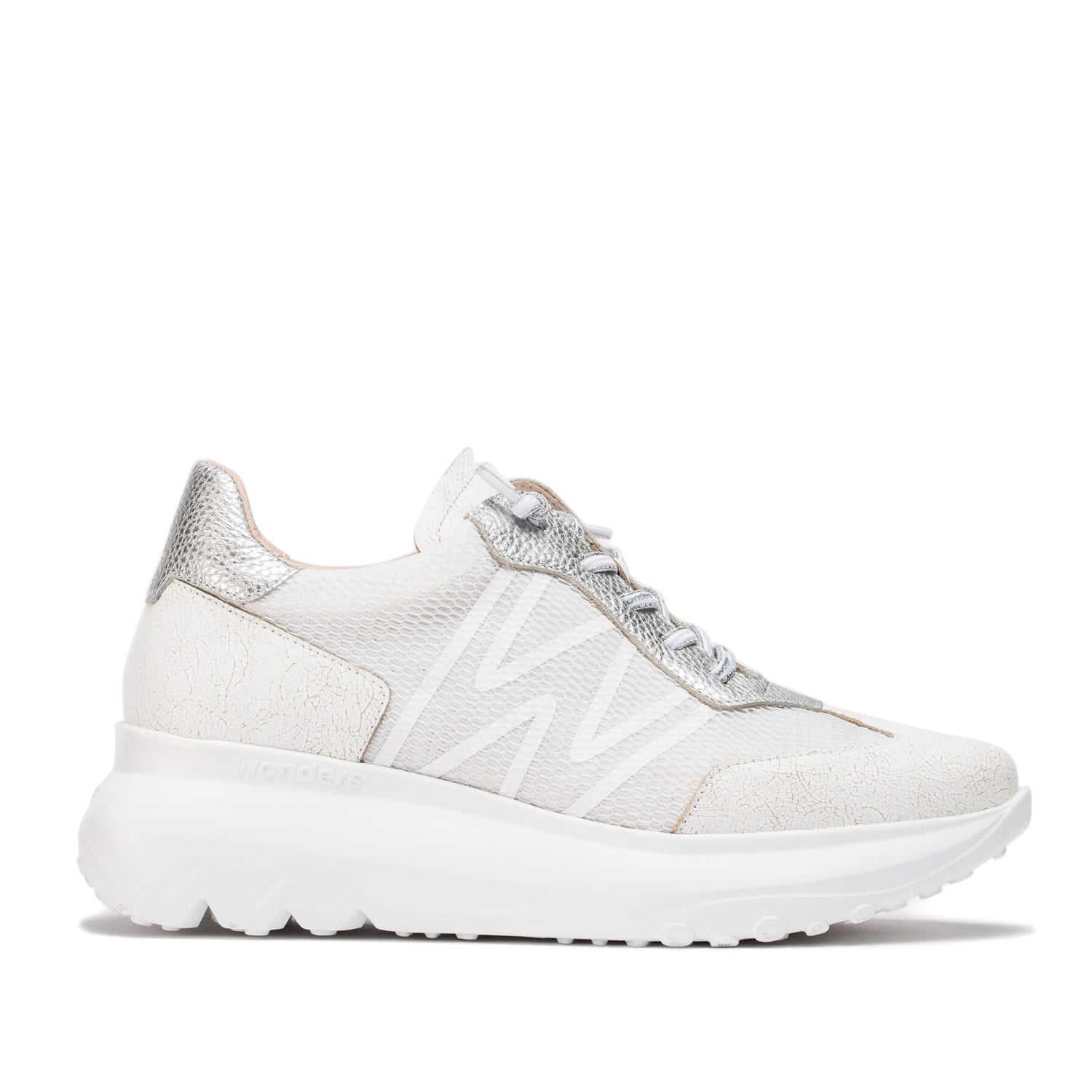 Sneakersy Wonders – srebrne, skórzane, sportowe, widok z boku – lekka podeszwa WondersFly™, skórzana cholewka z tekstylnymi wstawkami, subtelne logo „W”.