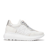 Sneakersy Wonders – srebrne, skórzane, sportowe, widok z boku – lekka podeszwa WondersFly™, skórzana cholewka z tekstylnymi wstawkami, subtelne logo „W”.