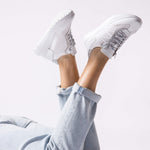 Sneakersy Wonders – srebrne, skórzane, sportowe, ujęcie na modelce – stylizacja z jasnymi spodniami, podkreślająca sportowy charakter butów.