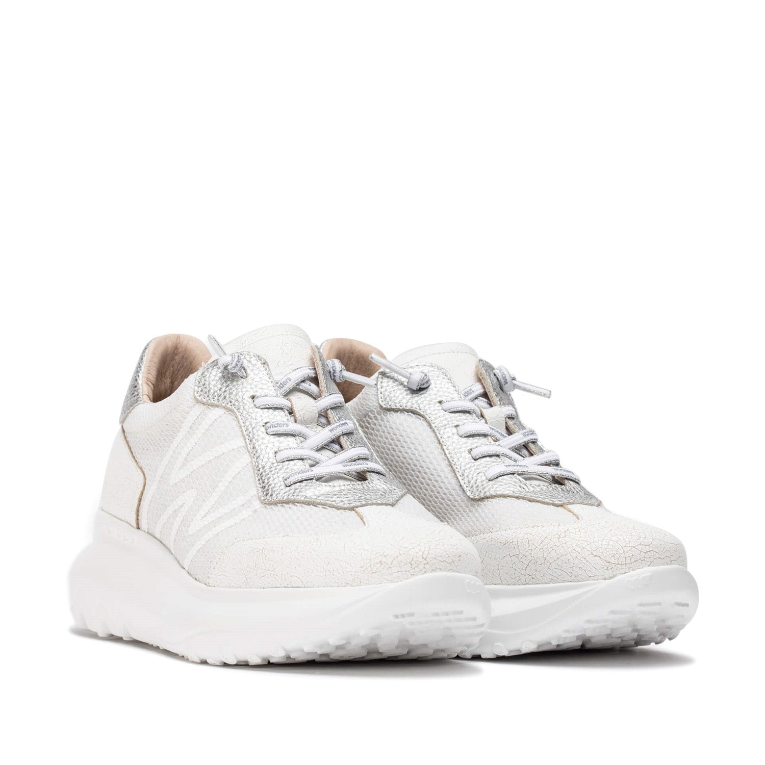 Sneakersy Wonders – srebrne, skórzane, sportowe, ujęcie pod kątem – opływowy kształt, nowoczesny design i jasna podeszwa.