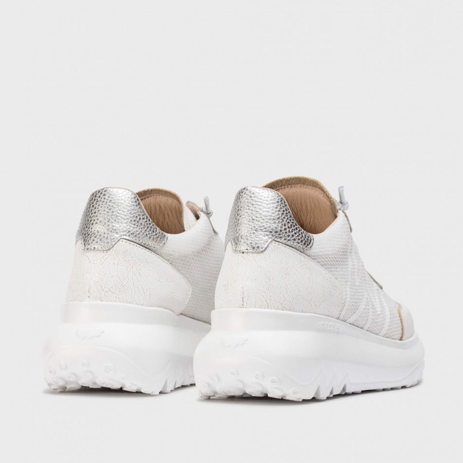 Sneakersy Wonders – srebrne, skórzane, sportowe, widok z tyłu – dopasowana pięta, podwyższona podeszwa i elastyczna konstrukcja dla maksymalnego komfortu.