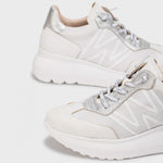 Sneakersy Wonders – srebrne, skórzane, sportowe, zbliżenie na cholewkę.