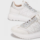 Sneakersy Wonders – srebrne, skórzane, sportowe, zbliżenie na cholewkę.