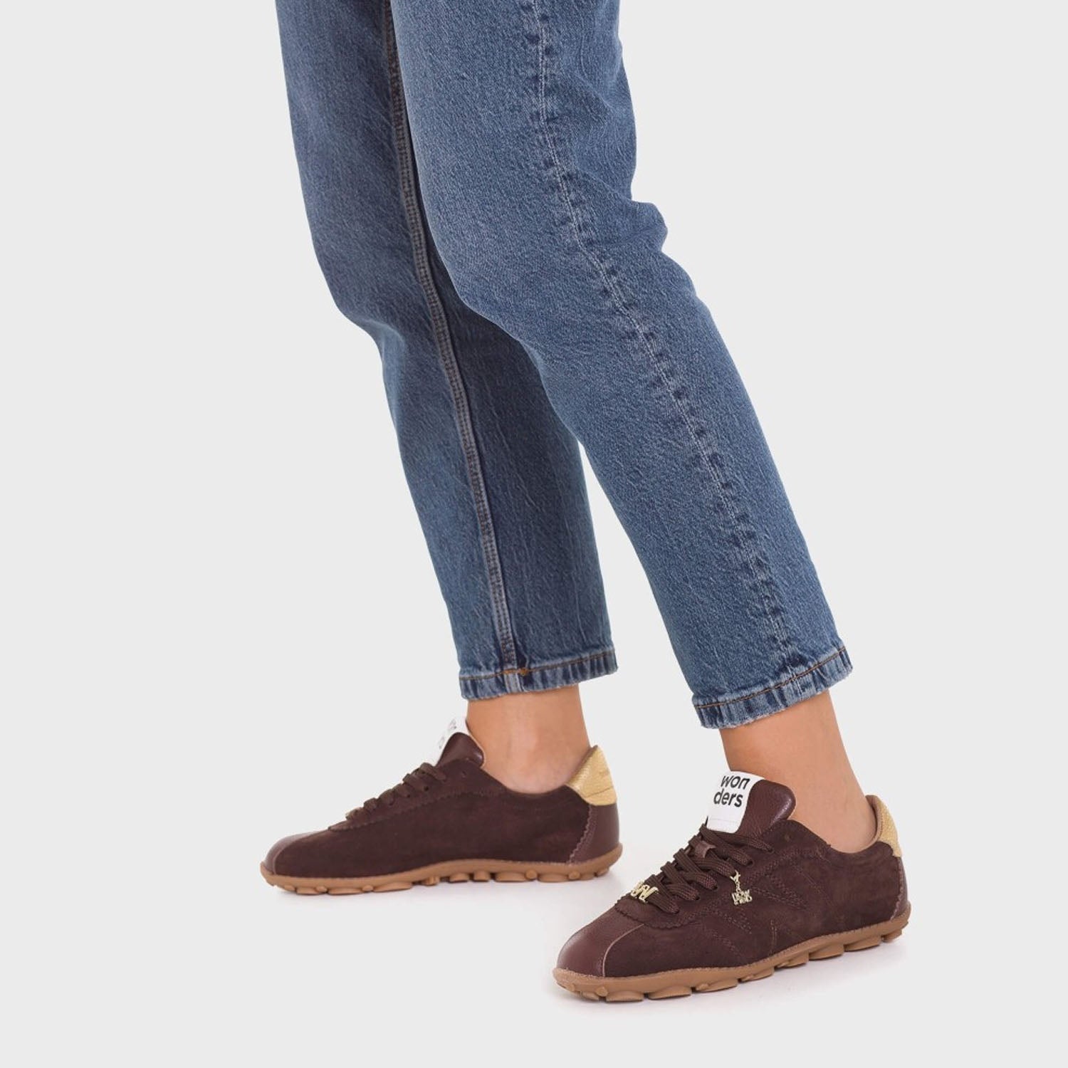 Sneakersy SPRINTR 03 Wonders – trampki, brązowe, zamszowe - widok z modelką.