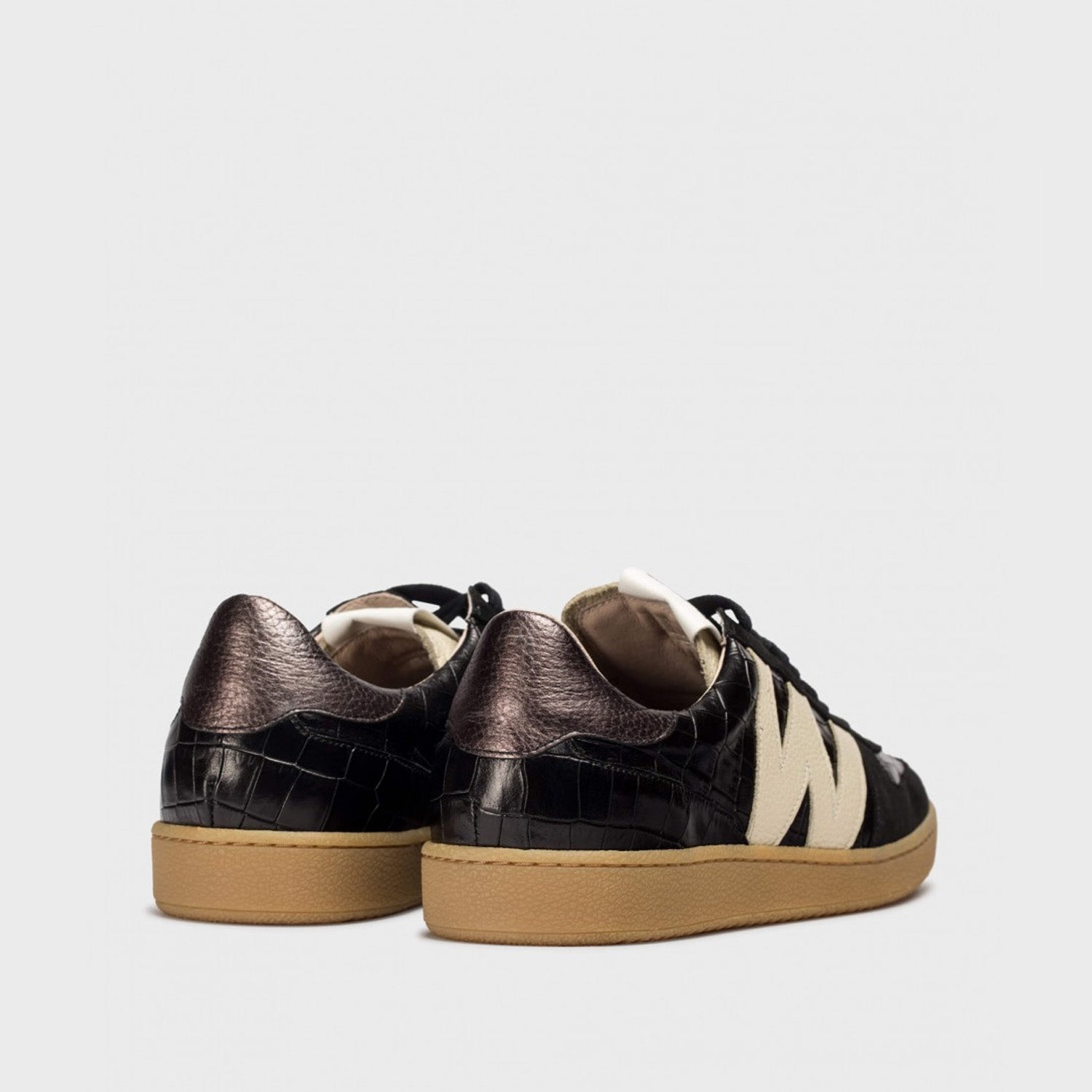 Czarne skórzane sneakersy Wonders NUBIA w stylu retro tampek - widok z tyłu.