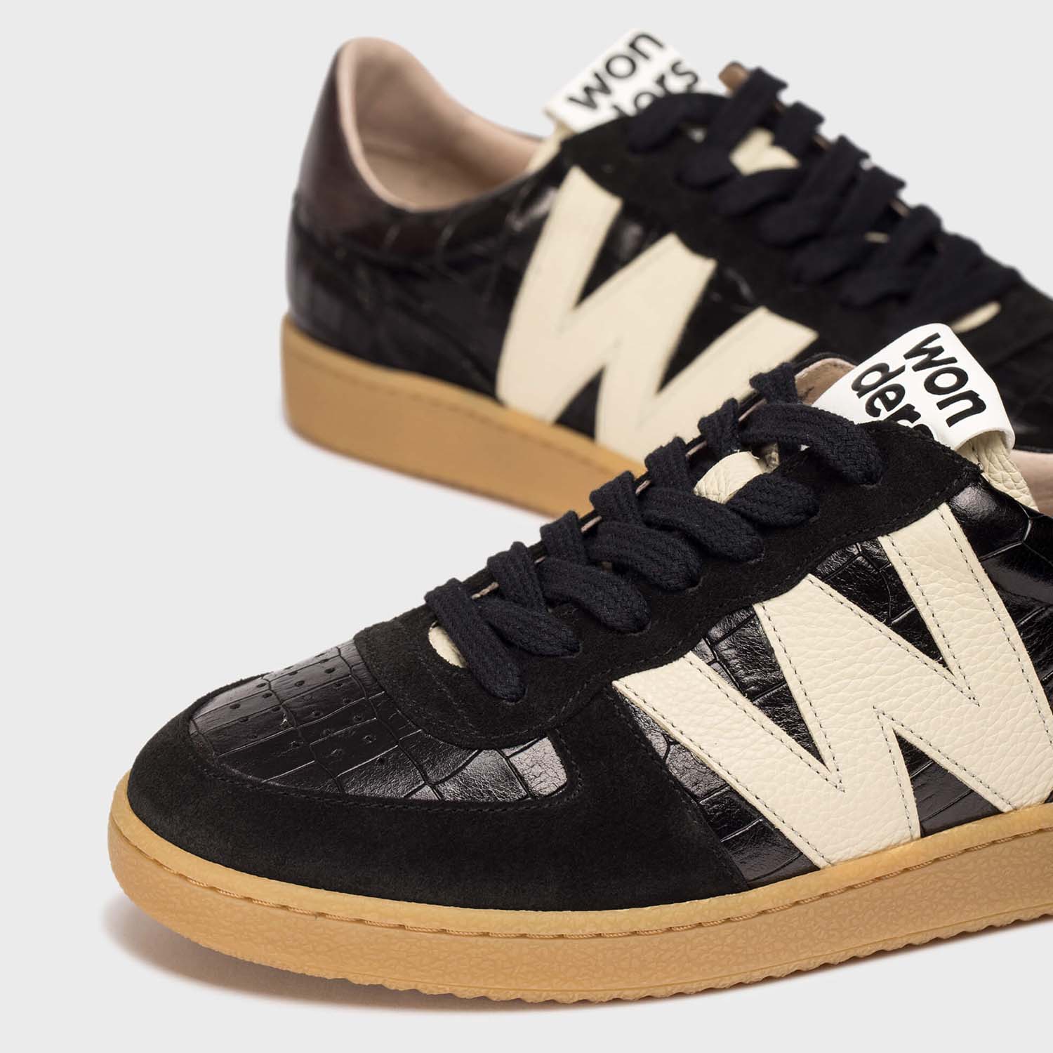 Czarne skórzane sneakersy Wonders NUBIA w stylu retro tampek - zbliżenie na cholewkę i literę W.