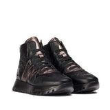 Wiosenne sneakersy Wonders – za kostkę, damskie, skóra naturalna, widok pod kątem na wysoką cholewkę w kolorach czerni i metalicznego różu z czarnymi sznurowadłami.