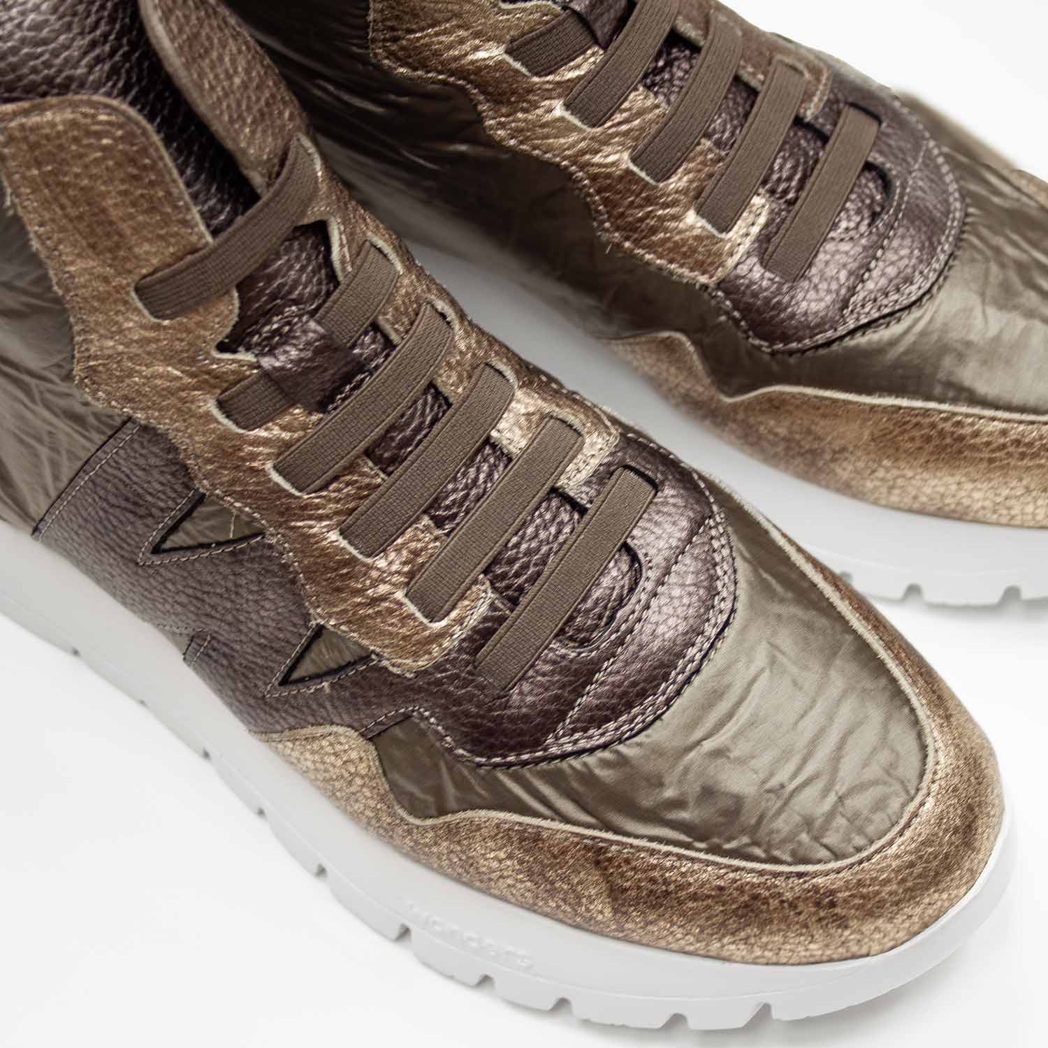 Sneakersy Wonders – za kostkę, damskie, wiosenne - zbliżenie od góry eksponujące naturalną skórę oraz sznurowadła.