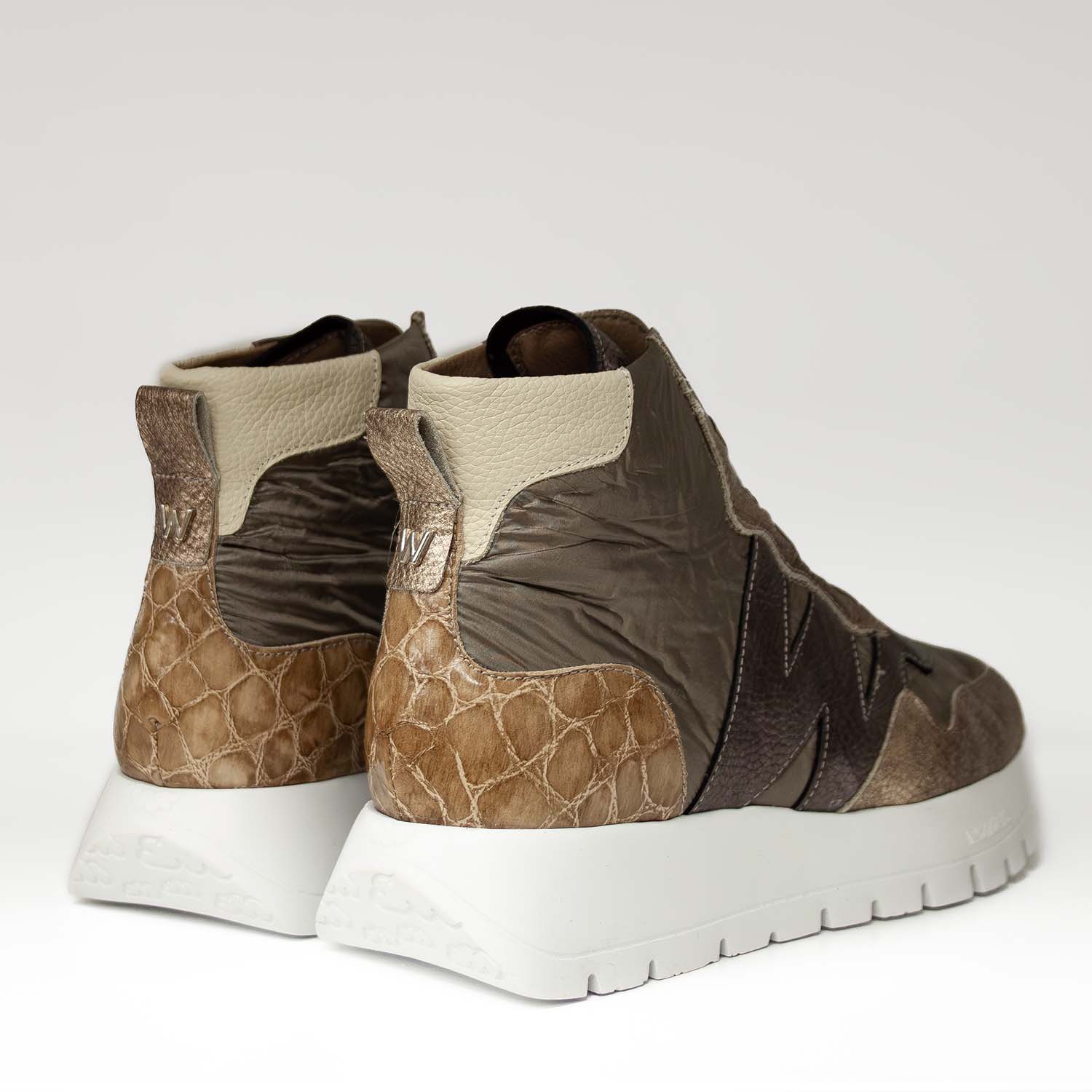 Sneakersy Wonders – za kostkę, damskie, wiosenne - widok z tyłu na hiszpańskie sneakersy ze skóry naturalnej eksponujący zapiętek z animal print i sygnetem logo.