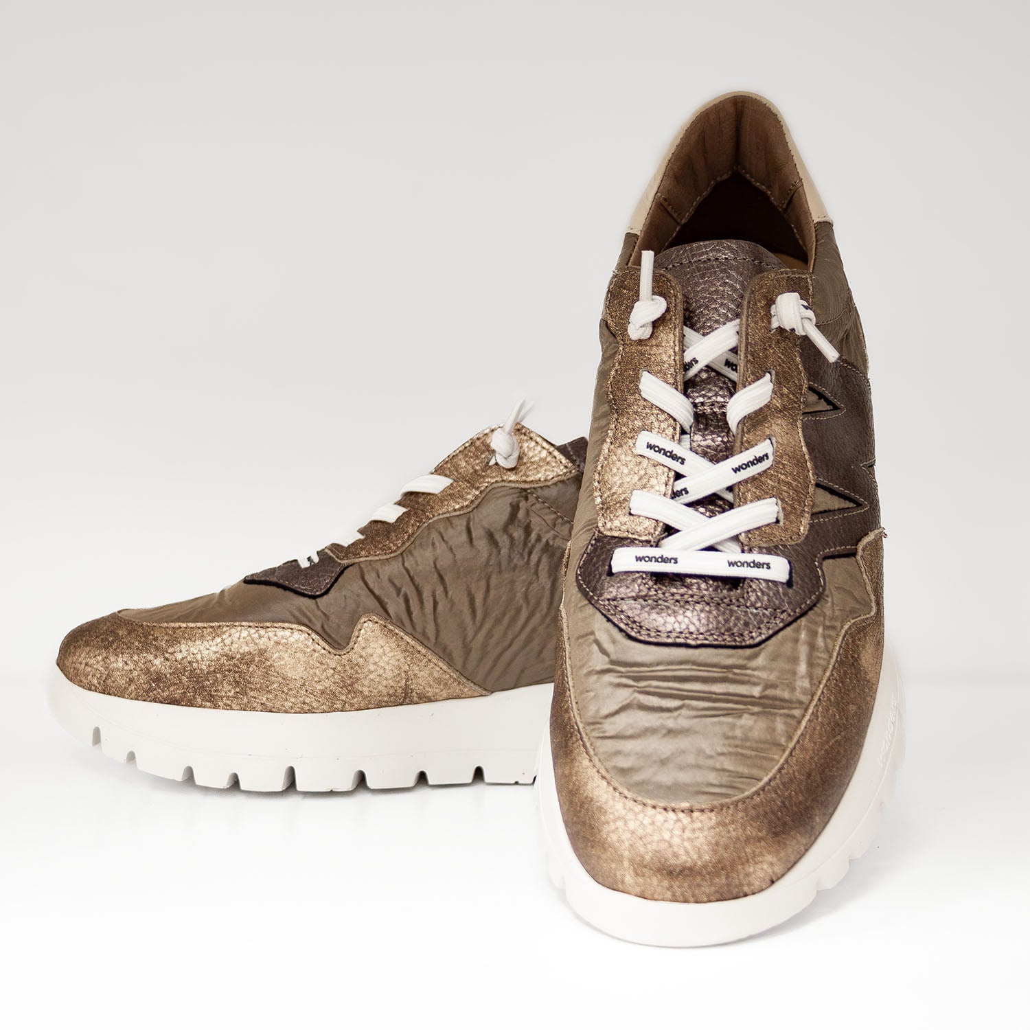 Sneakersy Wonders – złote, miedziane, metaliczne, skórzane z nowej kolekcji 2025/2026 - widok z przodu eksponujący skórzane przeszycia naturalnej skóry oraz białe sznurowadła.