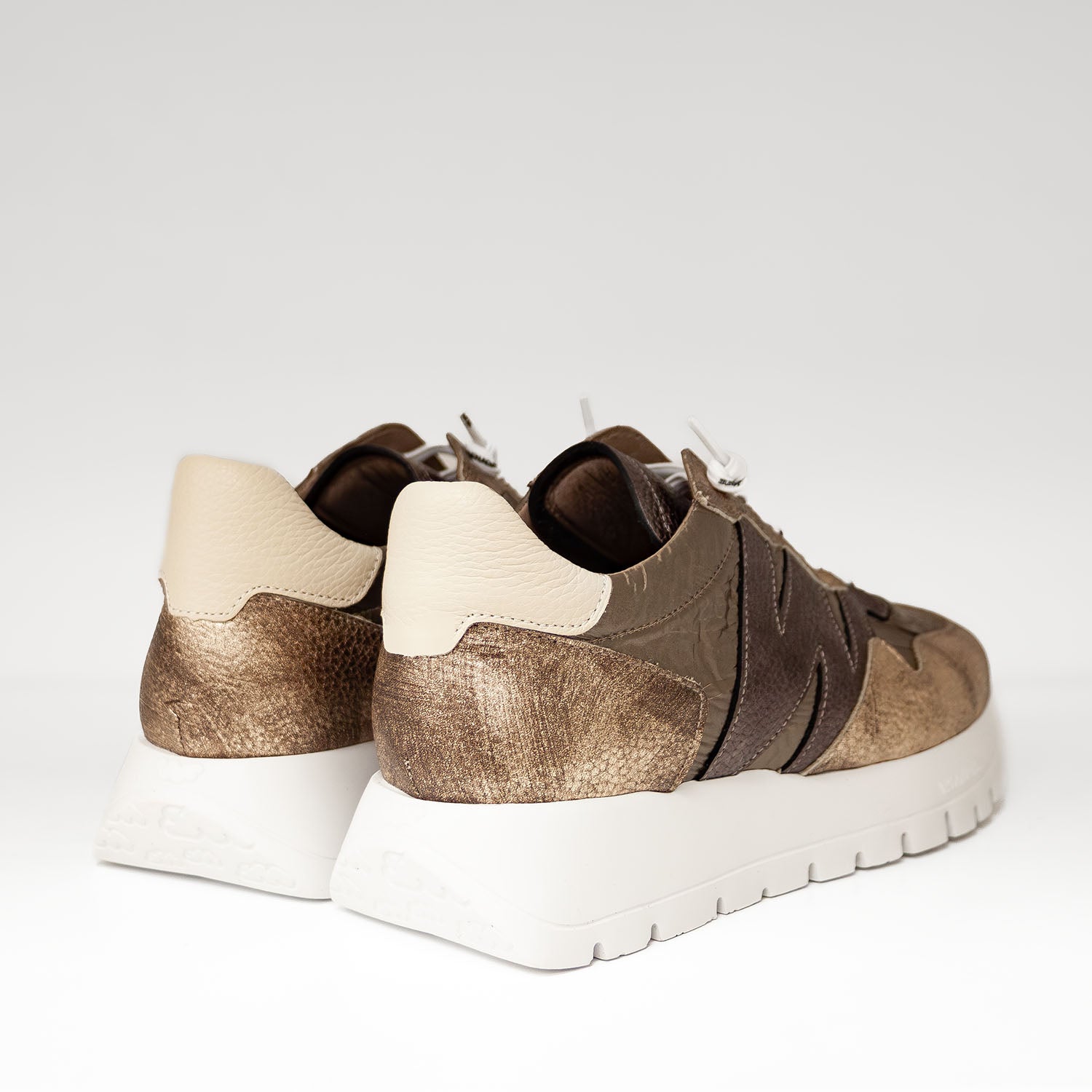 Sneakersy Wonders – złote, miedziane, metaliczne, skórzane z nowej kolekcji 2025/2026 - widok z tylu ukazujący białą platformę WondersFly.