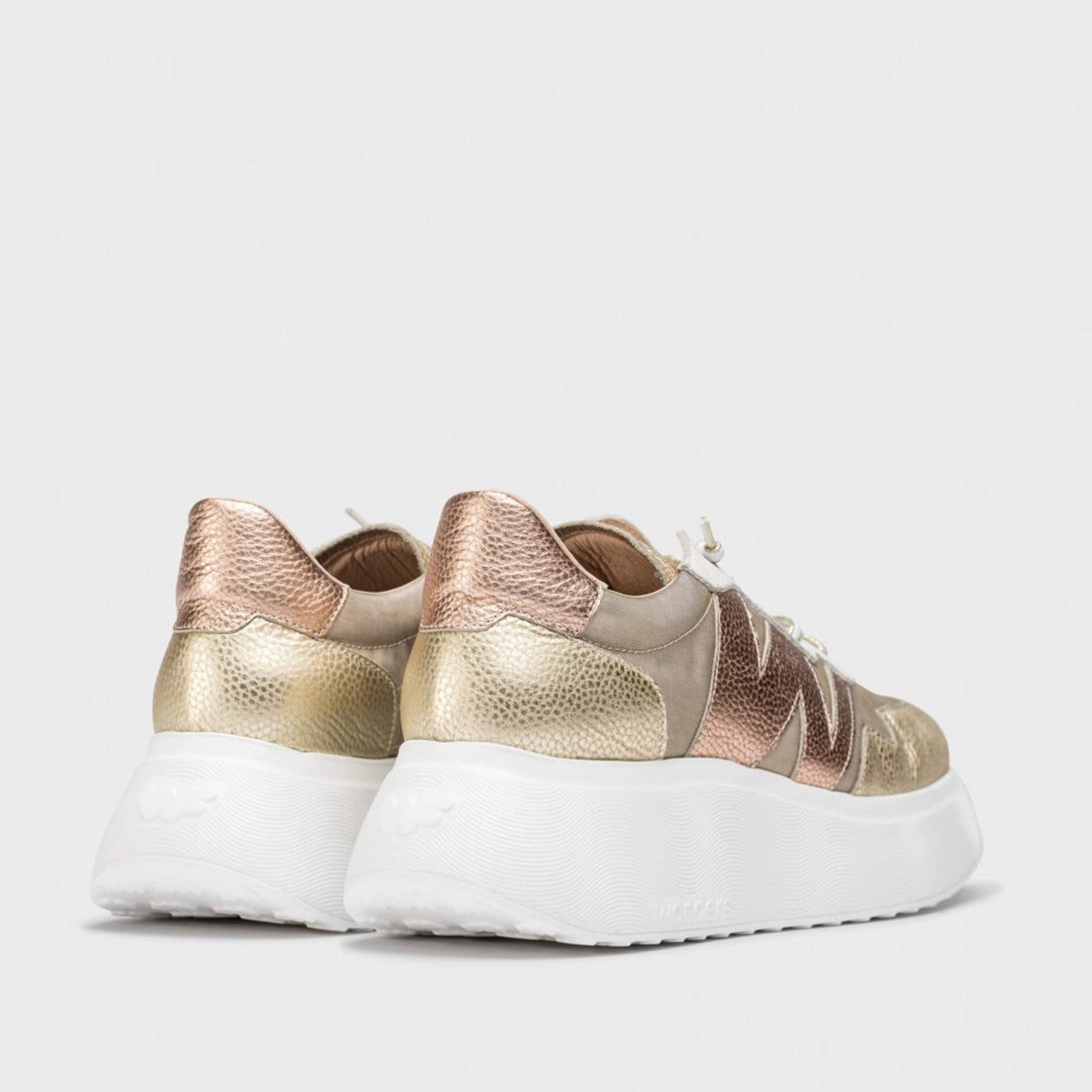 Sneakersy Wonders – złote, skórzane, na platformie sfotografowane od tyłu, eksponujące piętę i dwukolorowe skórzane wykończenie.