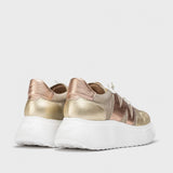 Sneakersy Wonders – złote, skórzane, na platformie sfotografowane od tyłu, eksponujące piętę i dwukolorowe skórzane wykończenie.