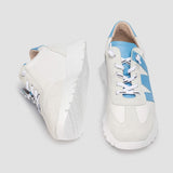 Widok z góry na skórzane sneakersy Wonders – perforowane logo, elastyczne sznurówki z logo i kontrastowy język