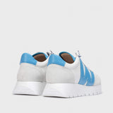 Sneakersy Wonders od tyłu – biało-błękitna cholewka i solidna, podwyższona podeszwa z tłoczeniem