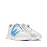 Widok pod kątem na sneakersy Wonders – niebieskie logo „W”, biało-szara cholewka i dynamiczny kształt