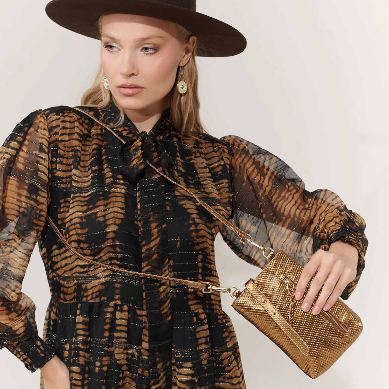 Torebka Piti Cuiti – miedziana, hiszpańska, mini - widok z modelką.