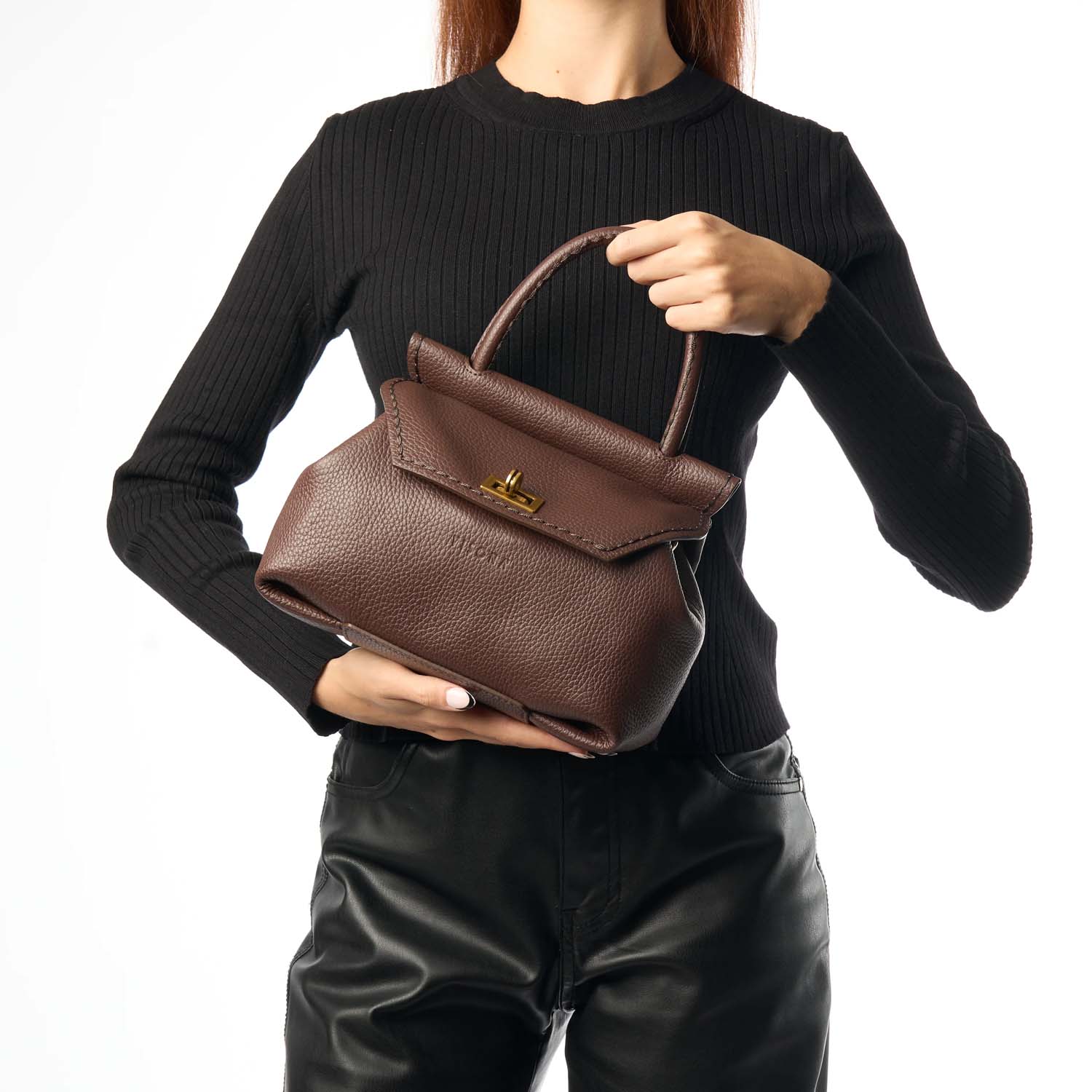 Torebka włoskiej marki Plinio Visona – brązowa, włoska, kuferek - widok z modelką.