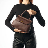 Torebka włoskiej marki Plinio Visona – brązowa, włoska, kuferek - widok z modelką.