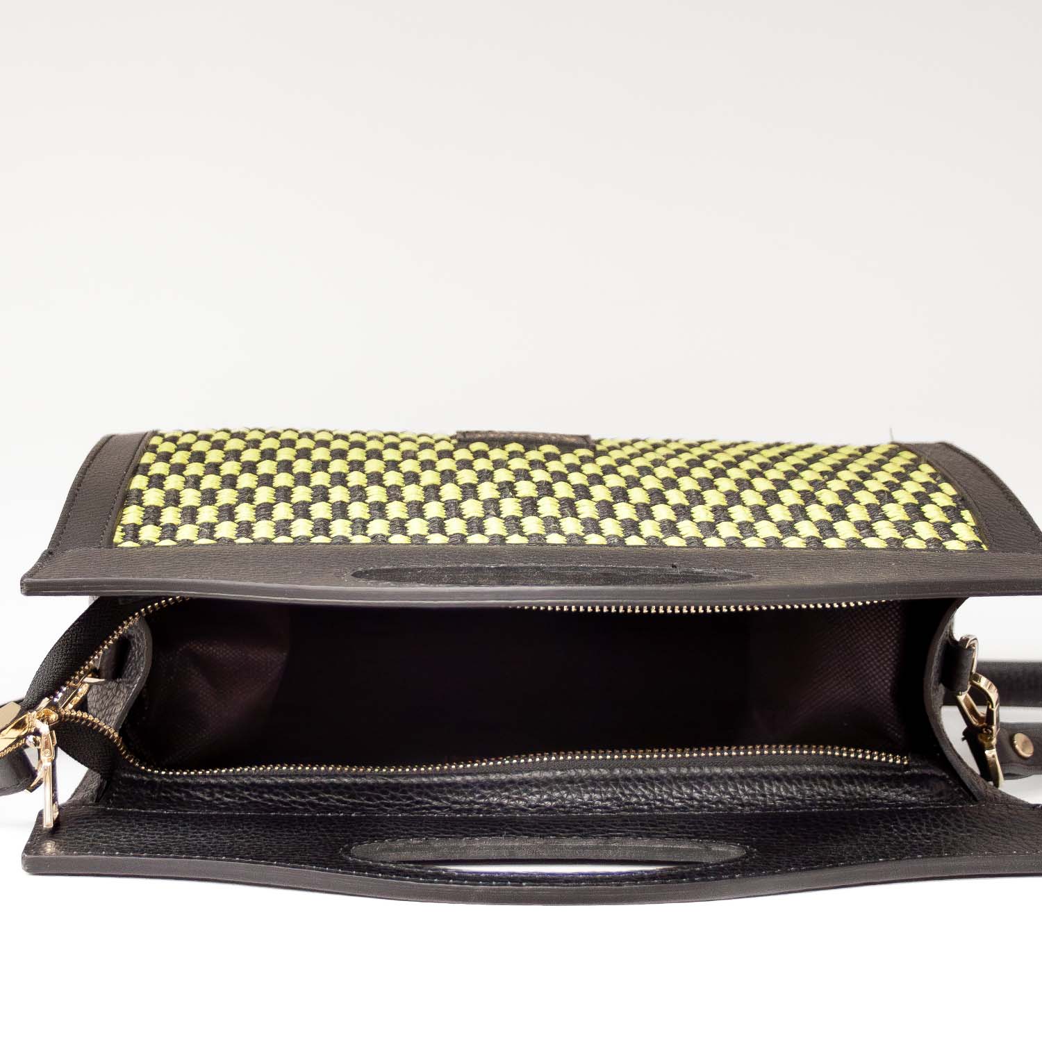 Torebka Ripani – zielona, włoska, typu kuferek z naturalnej skóry oraz naturalnej rafii - widok z góry.