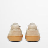 Trampki Marc O’Polo – beżowe, białe, skórzane, widok z tyłu – dopasowany zapiętek, subtelne logo marki i kontrastowe wykończenie podeszwy.