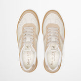 Trampki Marc O’Polo – beżowe, białe, skórzane, widok z góry – symetrycznie rozmieszczone przeszycia, smukły krój i klasyczna linia podeszwy.