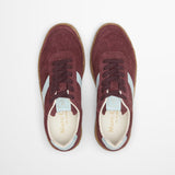 Trampki Marc O’Polo – tenisówki, skórzane, zamszowe, w kolorze wiśnie i jasnego błękitu, widok z góry.