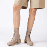 Beżowe botki Wonders w stylizacji na modelce, widok na nodze.