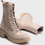 Zbliżenie na detale beżowych botków Wonders – podeszwa i cholewka.