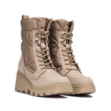 Para beżowych botków Wonders SILVER na platformie, widok pod kątem.