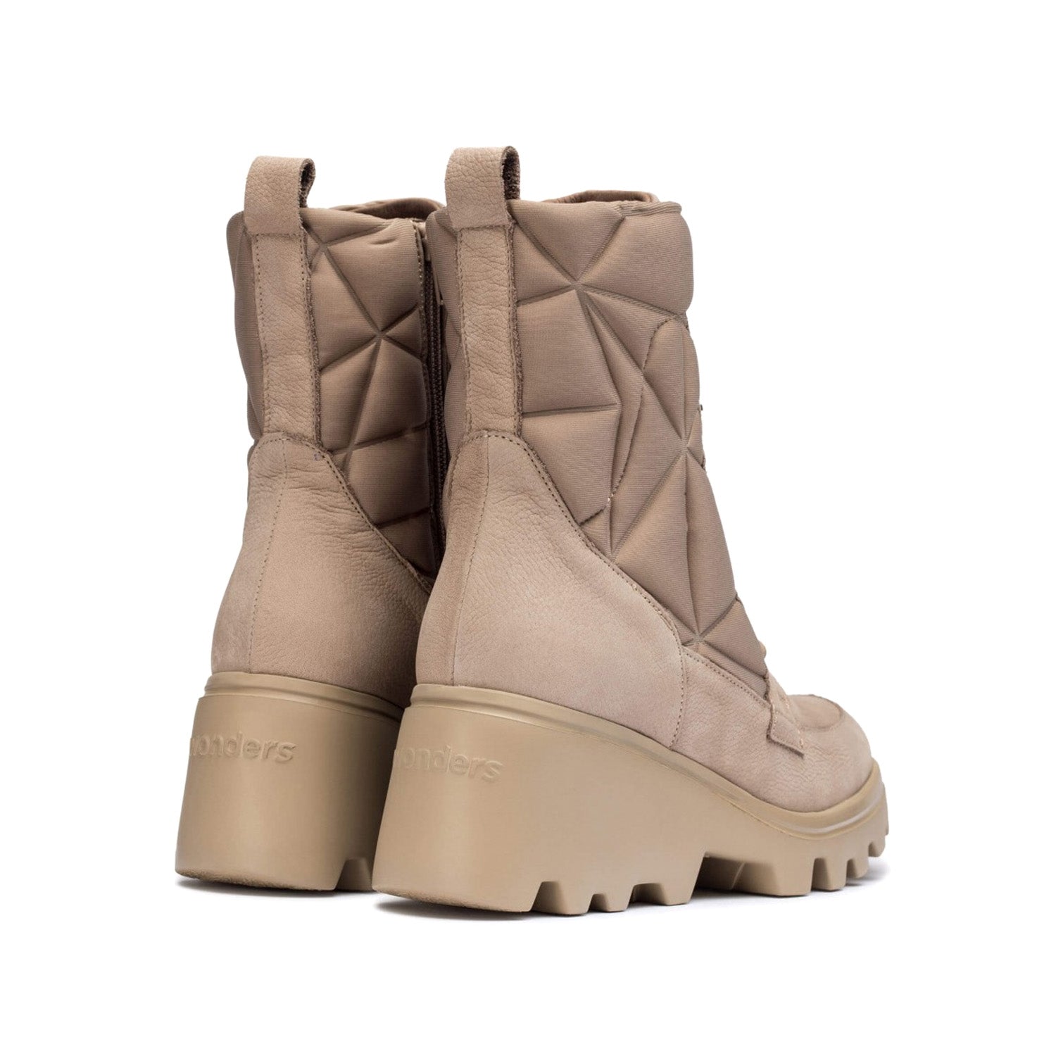 Beżowe botki Wonders SILVER na platformie, ujęcie od tyłu.