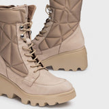 Zbliżenie na detale nubukowej cholewki i przeszyć w botkach Wonders SILVER.