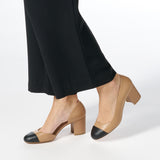 Beżowe czółenka GEOX na słupku, stylizacja na nodze, klasyczna elegancja.