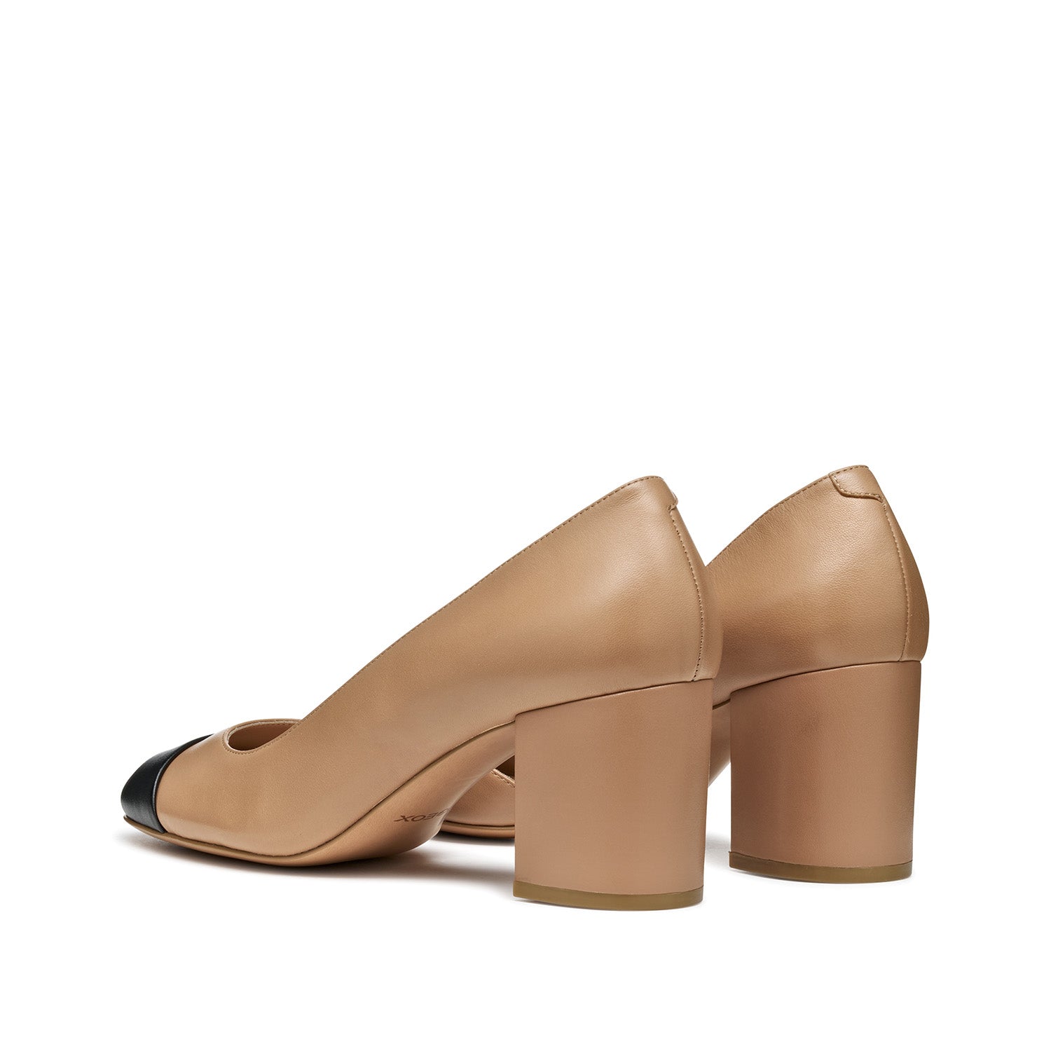 Beżowe czółenka GEOX na słupku, widok pod kątem, podkreślający stabilny obcas.