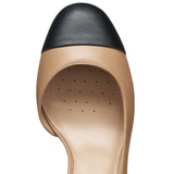 Beżowe czółenka GEOX na słupku, zbliżenie na czarny nosek i miękką skórę.