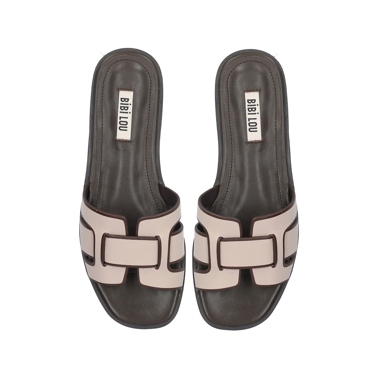 Klapki Bibi Lou w kolorze beżowym, ujęcie z góry pokazujące detale wzoru.