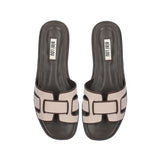 Klapki Bibi Lou w kolorze beżowym, ujęcie z góry pokazujące detale wzoru.