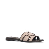 Beżowe skórzane klapki Bibi Lou Holly z ozdobnym wzorem, widok pod kątem.