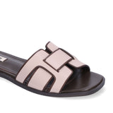 Detal skórzanych klapków Bibi Lou z geometrycznym wzorem.