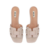 Górny widok beżowych klapek Bibi Lou, eksponujący skórzane wykończenie i markowy detal na wkładce