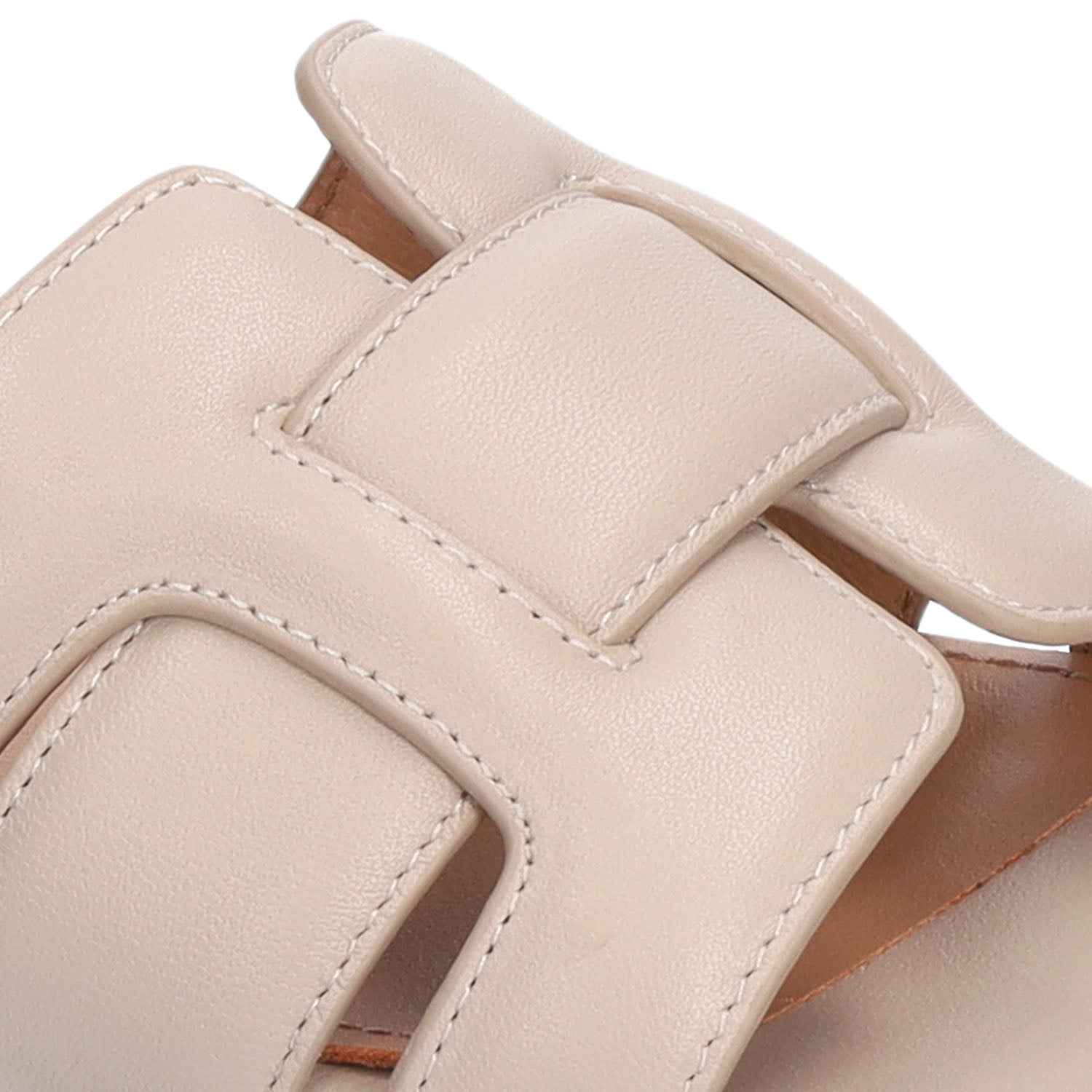 Zbliżenie na szeroki pasek klapek Bibi Lou, prezentujące geometryczne wycięcia i staranne wykonanie.