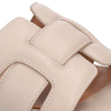 Zbliżenie na szeroki pasek klapek Bibi Lou, prezentujące geometryczne wycięcia i staranne wykonanie.