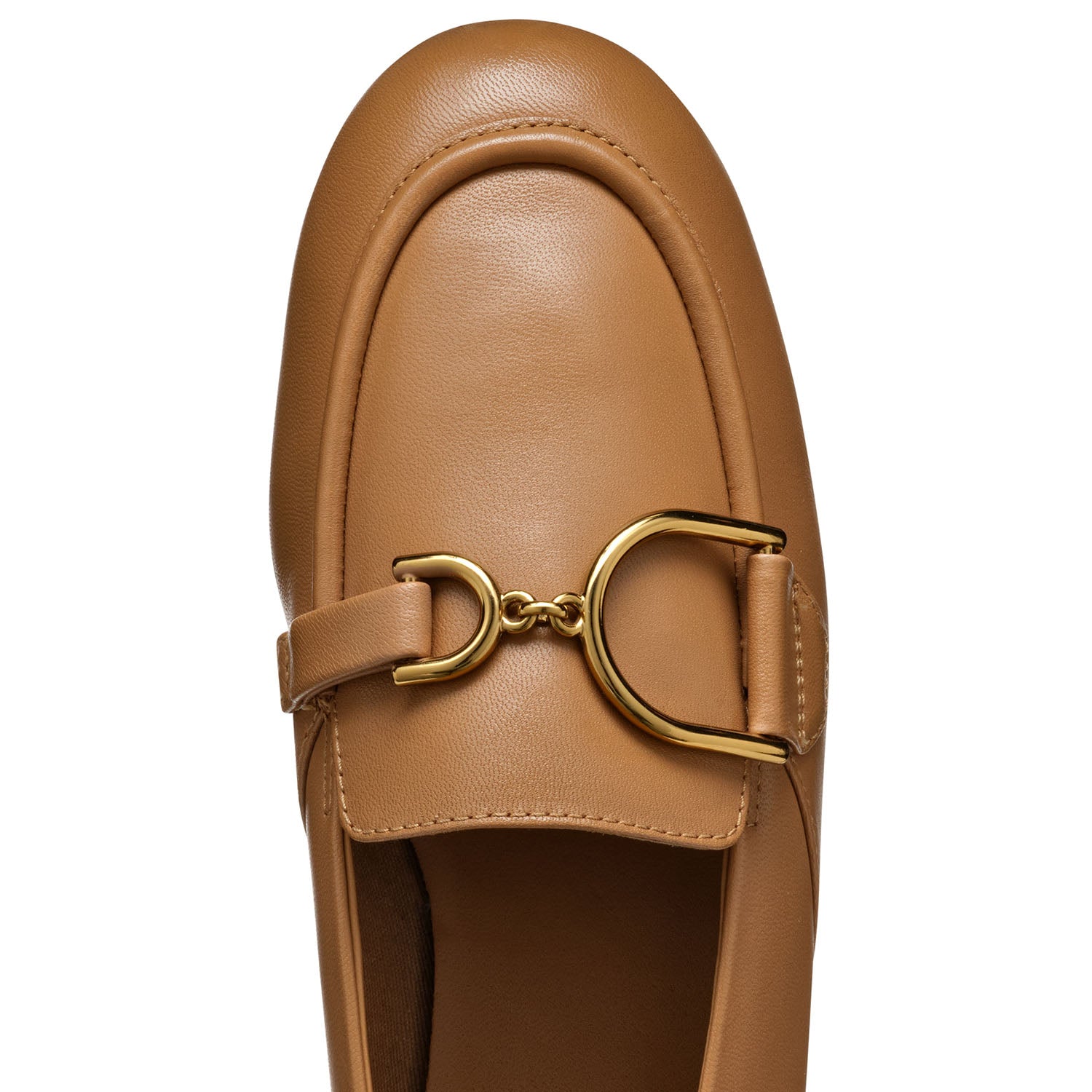 Beżowe mokasyny GEOX Palmaria, skórzane wykończenie i subtelna faktura, widok od góry, zbliżenie.