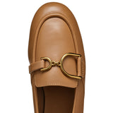 Beżowe mokasyny GEOX Palmaria, skórzane wykończenie i subtelna faktura, widok od góry, zbliżenie.