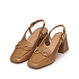 Beżowe mokasyny na obcasie GEOX Coronilla – para butów ustawiona bokiem, elegancka linia modelu.